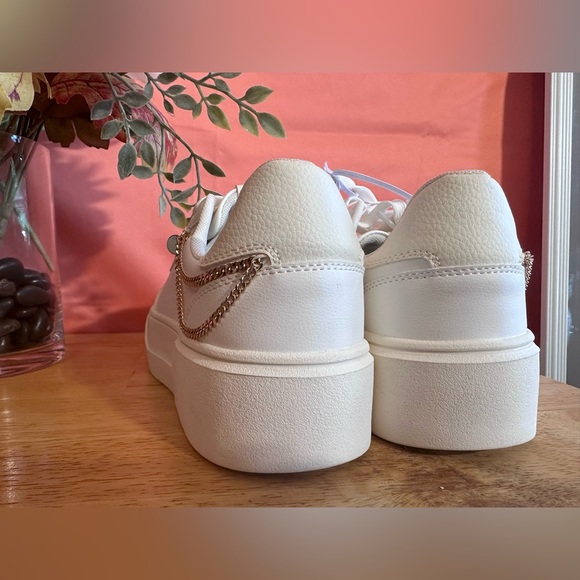 BERKSHA casual all white shoes with a gold chain size 7.5 women’s NWT - Picture 7 of 9